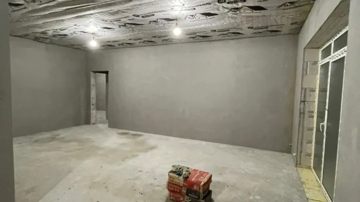 Коттедж 300 м²: штукатурка по маякам за 11 дней — Коттедж · 300 м²